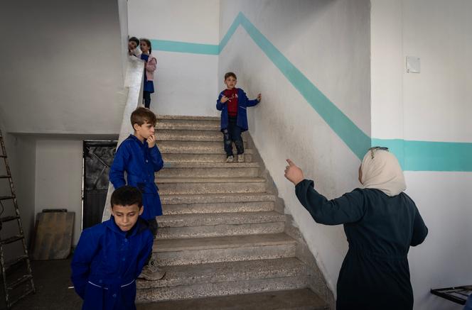 Des écoliers dans les escaliers de l’école primaire, dans la Ghouta, banlieue de Damas, le 3 novembre 2025.