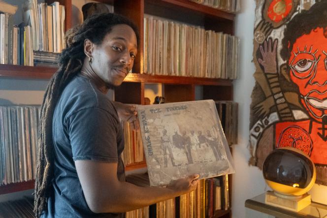 L’artiste Cédric Kouamé dans son centre d’archives Baoulecore, à Abidjan, le 14 novembre 2025.