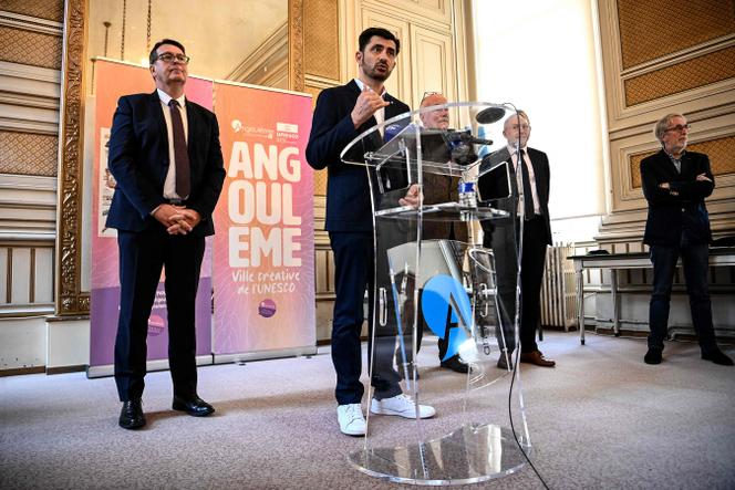 Le maire d’Angoulême, Xavier Bonnefont, dans les salons de l’hôtel de ville, le 20 novembre 2025.