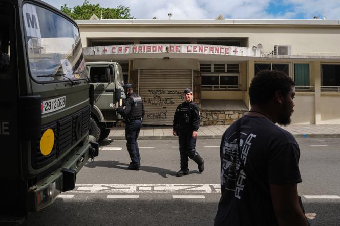 Des gendarmes supervisent les manifestations dans le centre-ville de Nouméa, alors que des indépendantistes et des non-indépendantistes s’affrontent au sujet de l’élargissement de l’électorat pour les prochaines élections provinciales en Nouvelle-Calédonie, le 13 avril 2024.
