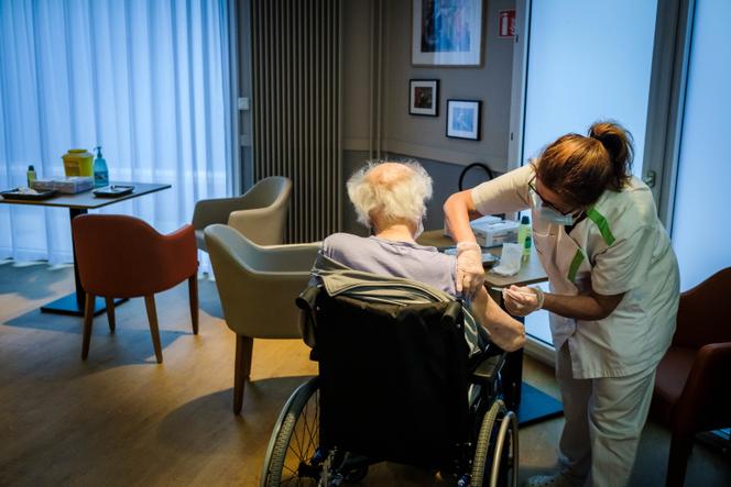 Injection d’une dose de vaccin à l’Ehpad des Amandiers, appartenant au groupe Korian, le 7 janvier 2021, dans le 20ᵉ arrondissement de Paris.