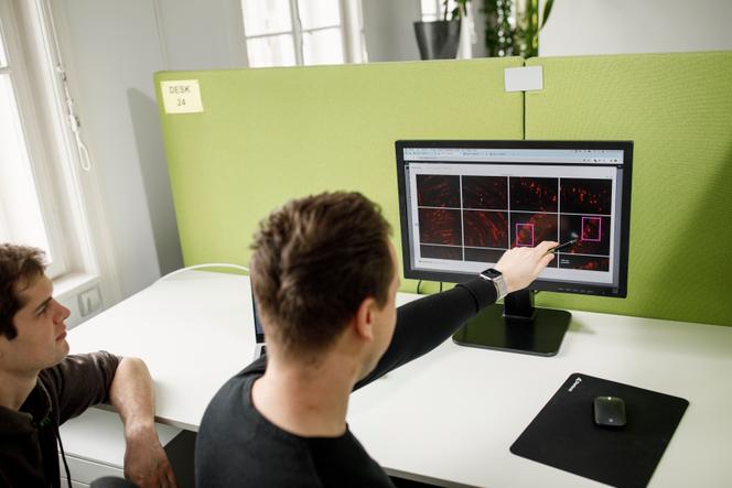 Markus Zlabinger (à gauche) et Patrick Starke devant des images analysées par leur logiciel Imagetwin, à l’université technique de Vienne, en février 2024.
