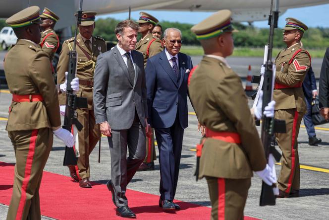 Emmanuel Macron et le premier ministre mauricien Navin Ramgoolam, à l’aéroport international de Port-Louis, à Maurice, le 20 novembre 2025.