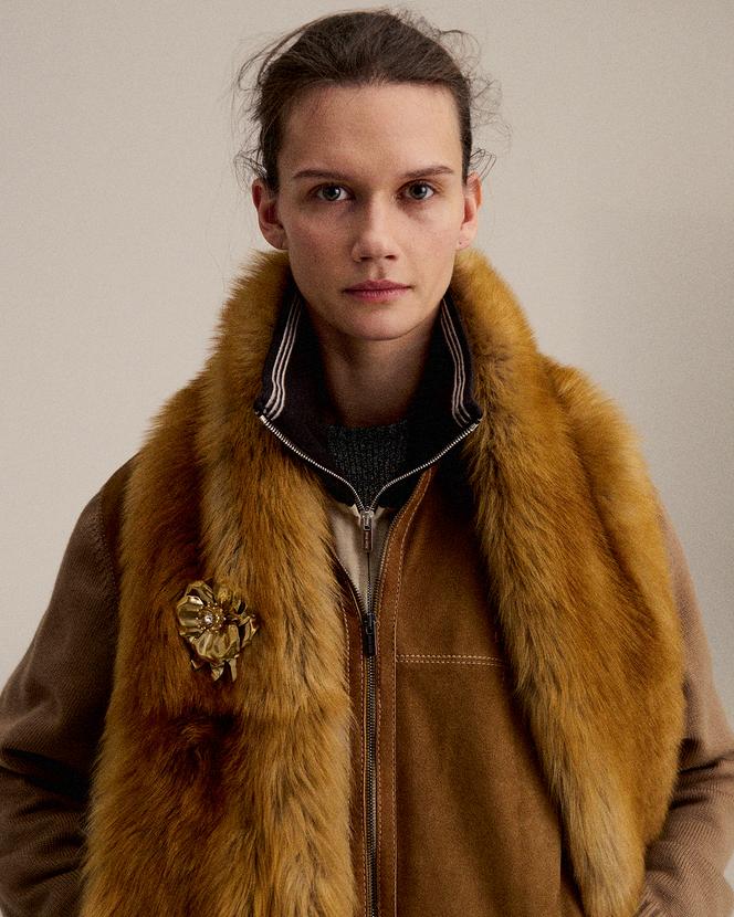 Брошь из металла и хрусталя, 580 евро, топ, жакет и шарф, Miu Miu.