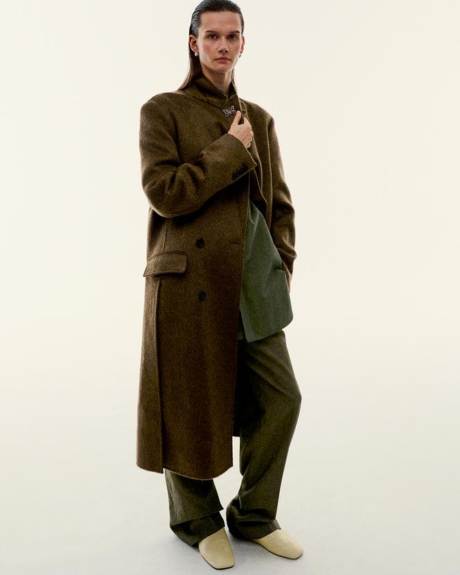 Брошь из серебра и марказита, 1920-е годы, Dary's, 280 евро; пальто, рубашка, брюки и туфли, Фиби Фило.