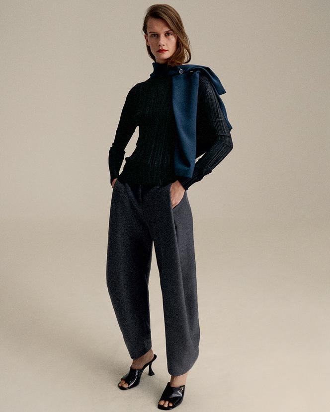 Брошь из серебра и хрусталя, 290 евро, топ, жакет и брюки, Giorgio Armani, Armani.com; Туфли Шанель.