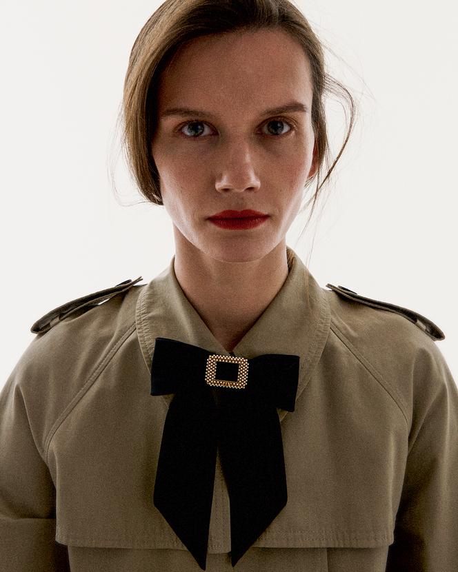 Брошь Dior Twist из технической ткани с бусинами из смолы, 690 евро, тренч, Dior.