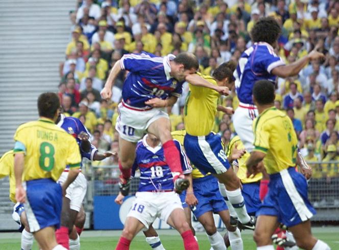 Le premier but de la tête de Zinédine Zidane face au Brésil, en finale de la Coupe du monde, au Stade de France, à Saint-Denis (Seine-Saint-Denis), le 12 juillet 1998. 
