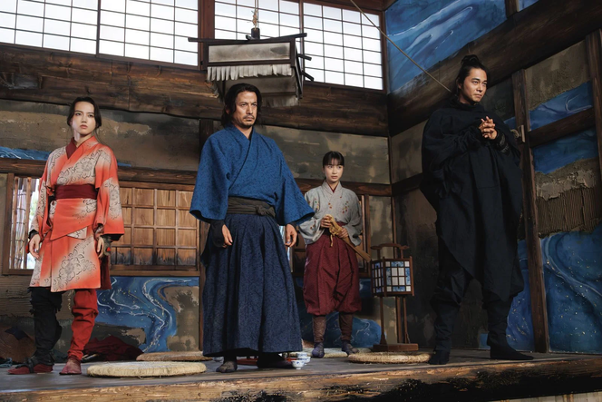 Kaya Kiyohara, Masahiro Higashide, Junichi Okada et Yumia Fujisaki, dans « Last Samurai Standing ».
