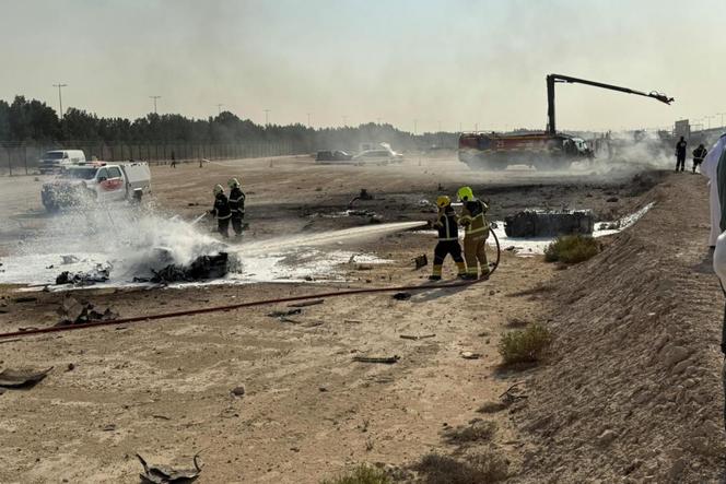 Des pompiers interviennent sur le lieu où un avion de chasse indien s’est écrasé lors du salon aéronautique de Dubaï, aux Emirats arabes unis, le 21 novembre 2025. 