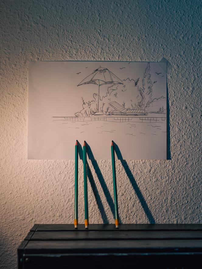 With pencils bought at a lowered worth due to the Kalisi affiliation, Andri takes just a few moments of respite. “I made this drawing on the table, that’s why it’s not very beautiful. I prefer to draw on the ground, crouching. » In Montpellier, June 17, 2025. 