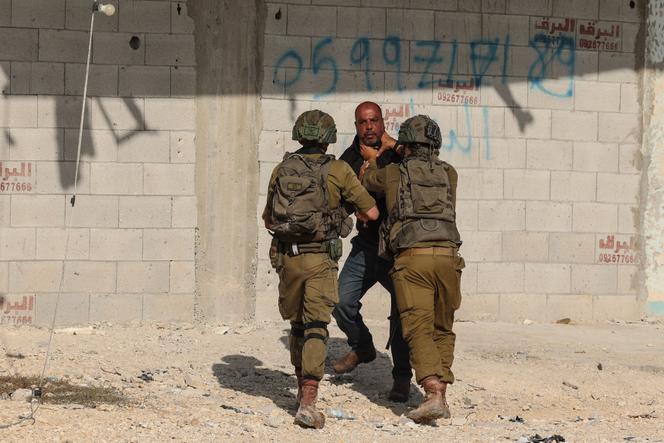  Lors d’une manifestation organisée par les résidents à l’entrée du camp pour réclamer le droit de retourner dans leurs foyers, des soldats israéliens arrêtent un résident palestinien du camp de réfugiés de Nour Shams, près de Tulkarem, en Cisjordanie, le 18 novembre 2025. 