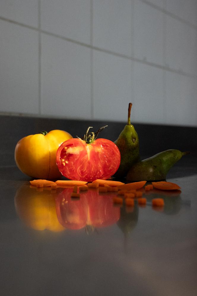 Malgré ses petits revenus, Ferhat tient à cuisiner des légumes frais. Dans les cuisines du Marché des sages, l’épicerie solidaire de l’Armée du salut, à Lyon, il anime régulièrement des cours de cuisine anti-gaspi. Ici, le 20&nbsp;septembre 2025. 