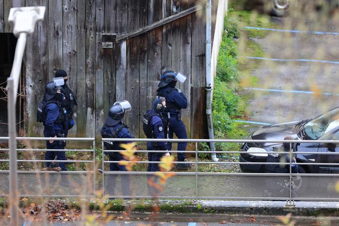 Lors de l’intervention des forces de police à Ornans, près de Besançon, le 20 novembre 2025.