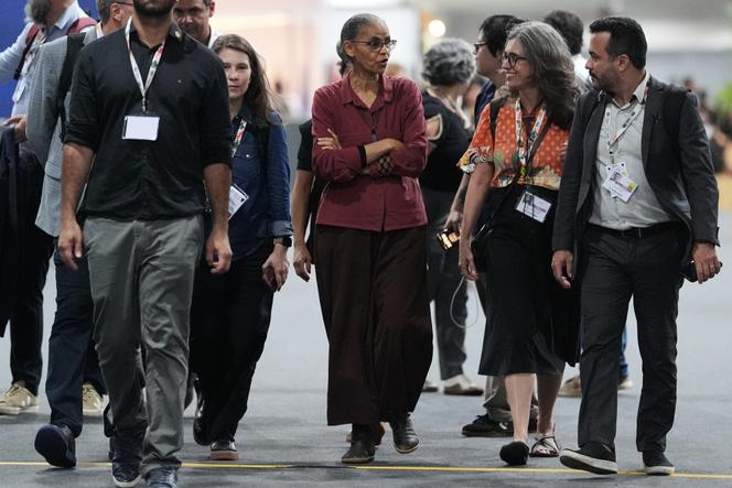Marina Silva (au centre), ministre de l’environnement brésilienne, traverse le site de la COP30, le jeudi 20 novembre 2025, à Belem (Brésil).