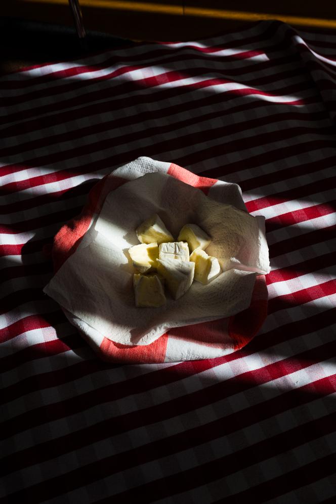 Quand son salaire est versé, Marc, maraîcher à Conflans-Sainte-Honorine (Yvelines), s’offre un camembert Le Rustique, qu’il mange devant la télévision. Ici, le 25&nbsp;septembre 2025.