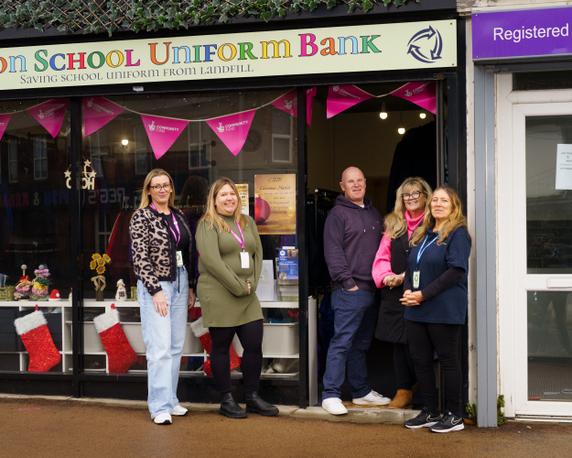 Les bénévoles de la Clacton School Uniform Bank, Patricia Doyle, Susan Allan, Sonny et Carolyn Doyle, ainsi que Toni Galsworthy, à Clacton-on-Sea (Royaume-Uni), mercredi 19 novembre 2025.