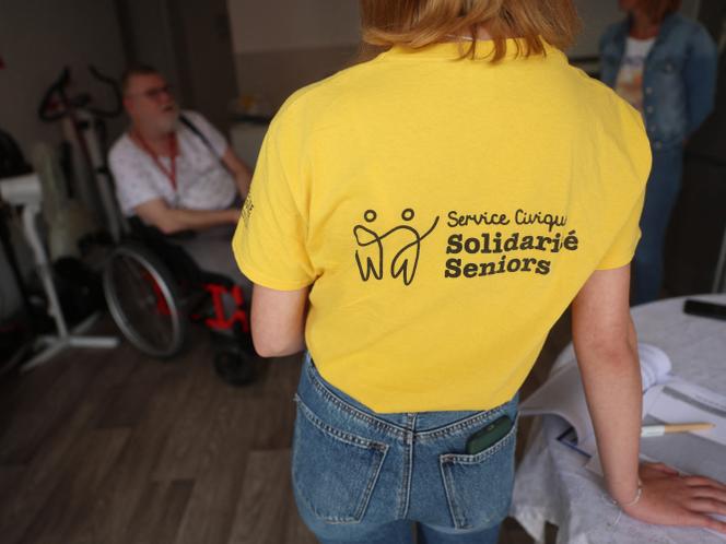 Une volontaire du service civique, à la rencontre de personnes isolées, à Armentières (Nord), le 21 août 2024.