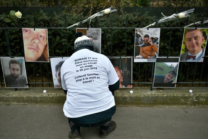Devant des photos de victimes d’accidents du travail, lors d’un rassemblement à Paris, le 4 mars 2023. 