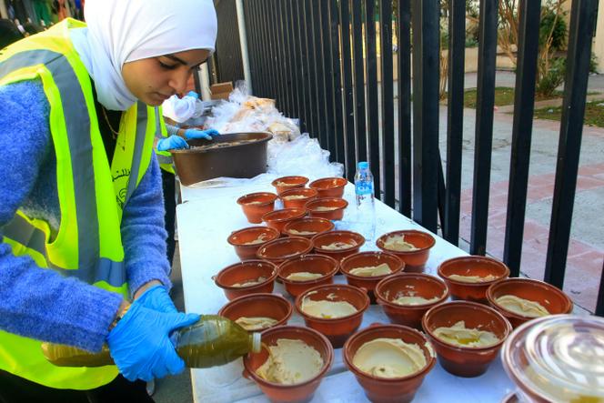 Des volontaires préparent un petit déjeuner, dans une école accueillant des personnes déplacées à Sidon, au Liban, le 17 novembre 2024.