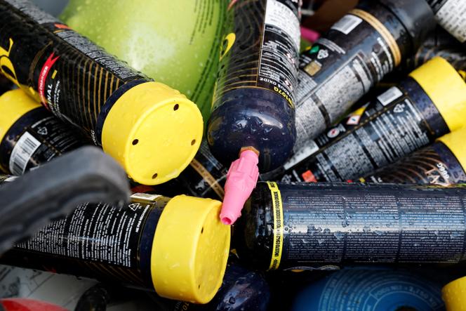 Des capsules de protoxyde d’azote dans un centre de tri près de Paris, le 21 novembre 2025.