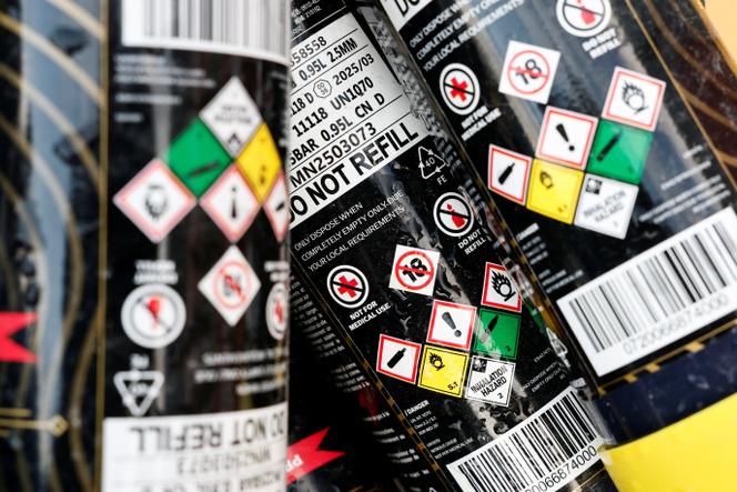 Des cartouches de protoxyde d’azote produites par Cream Deluxe dans un centre de recyclage près de Paris, le 21 novembre 2025. 