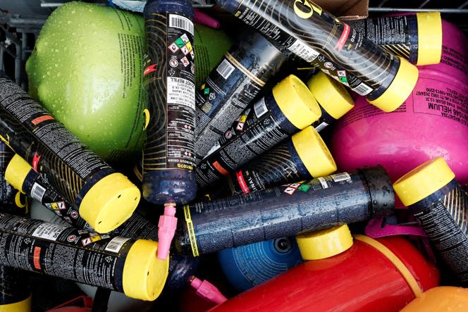 Des bouteilles de protoxyde d’azote, à Paris, le 21 novembre 2025.
