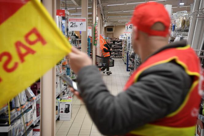 Manifestation des salariés d’un Carrefour Market, à Bouchain (Nord), le 9 mars 2024.