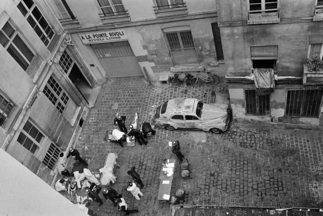 Vista dos bombeiros e equipes de resgate após o ataque, em 9 de agosto de 1982, em Paris, no restaurante judeu francês Jo Goldenberg, localizado na rue des Rosiers.