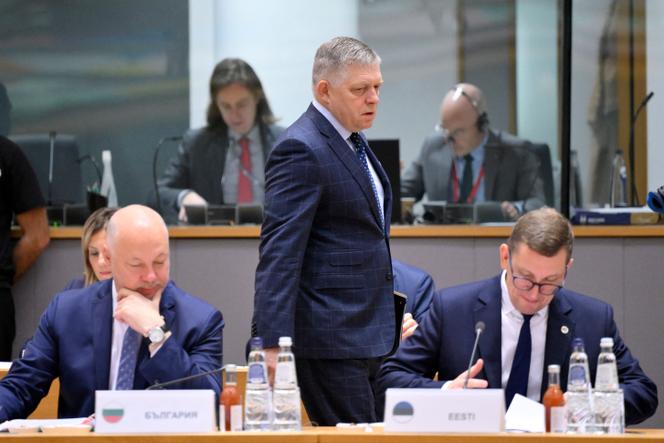 Le premier ministre slovaque, Robert Fico (au centre), lors d’une réunion du Conseil européen, à Bruxelles, le 23 octobre 2025.