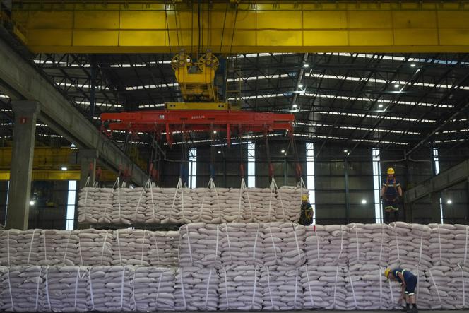 Des sacs de sucre en vrac sont chargés sur un porte-conteneurs, au port de Santos, au Brésil, le 29 juillet 2025. 