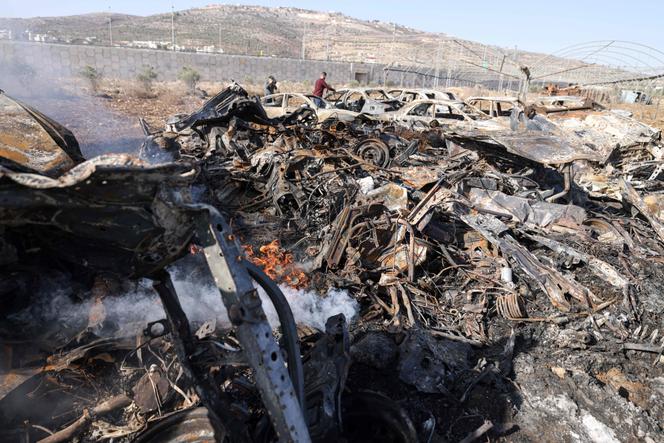 Des épaves de voitures incendiées lors d’une attaque de colons israéliens à Huwara, en Cisjordanie, le 21&nbsp;novembre 2025.