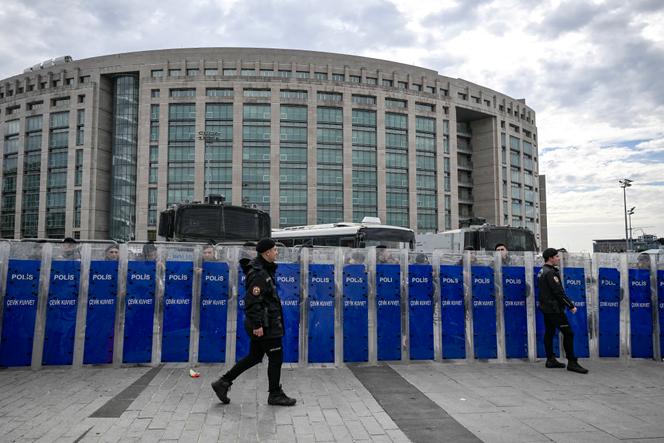 La police turque sécurise les abords du tribunal d’Istanbul lors d’un rassemblement organisé par le principal parti d’opposition, le Parti républicain du peuple (CHP), pour protester contre la suspension et l’emprisonnement du maire d’Istanbul, Ekrem İmamoglu, le 26 octobre 2025.