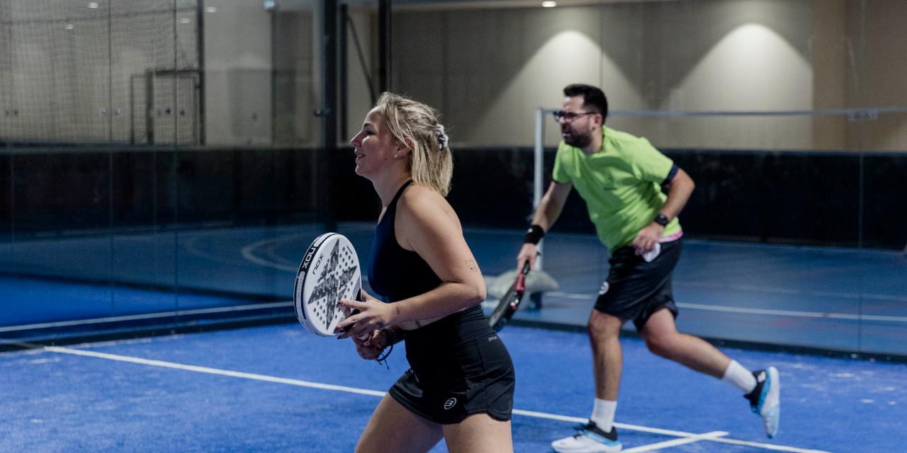 Rebecca Dumont et  Matthieu Grelaud lors d’une session de padel organisée par l’association Rezo Padel au Ginga Stadium, près de Bordeaux, le 6 novembre 2025, à Mérignac, France.

L’association Rezo Padel est un réseau d’entrepreneurs qui propose à ses membres, des chefs d’entreprises et entrepreneurs de tout horizons, de se retrouver autour de sessions sportives de padel suivies d’un déjeuner qui permet aux membres d’échanger entre eux et de tisser des liens professionnels.

© MARLÈNE AWAAD POUR « LE MONDE »