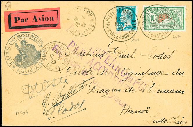 Lettre de Paris pour Hanoï, cachet à date « Poste aérienne France Indochine » du 19 février 1929, adressée à Paul Codos (« pilote de l’équipage du Dragon d’Annam »), avec cachet noir déesse assise « Port aérien du Bourget Dugny », griffe violette « Raid interrompu par accident retour à l’envoyeur » et signatures de Costes, Bellonte et Codos, 400 euros.