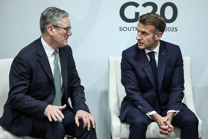 Le premier ministre britannique, Keir Starmer, et le président de la République, Emmanuel Macron, à Johannesburg (Afrique du Sud), le 22 novembre 2025.