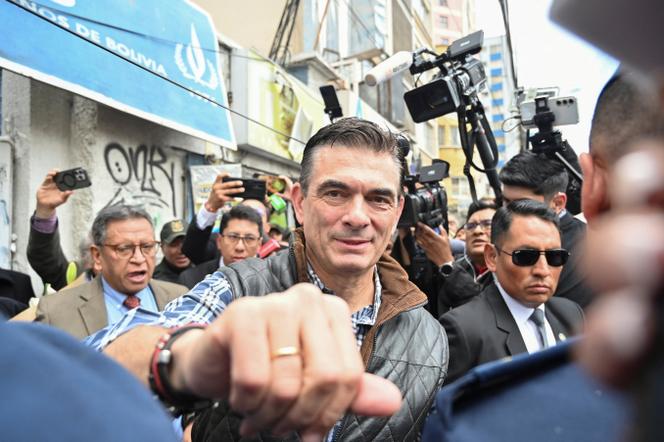 Le président bolivien Rodrigo Paz assiste à une cérémonie où il remet à Amparo Carvajal les clés du siège de l’Assemblée permanente des droits de l’homme de Bolivie (APDHB), dont elle avait été expulsée, à La Paz, le 20 novembre 2025.