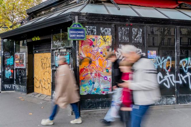Devant un commerce fermé du boulevard Saint-Michel, à Paris, le 18 octobre 2025.