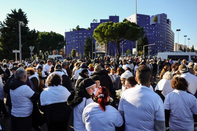 Des personnes se rassemblent au rond-point où Mehdi Kessaci a été assassiné, à Marseille, le 22 novembre 2025.