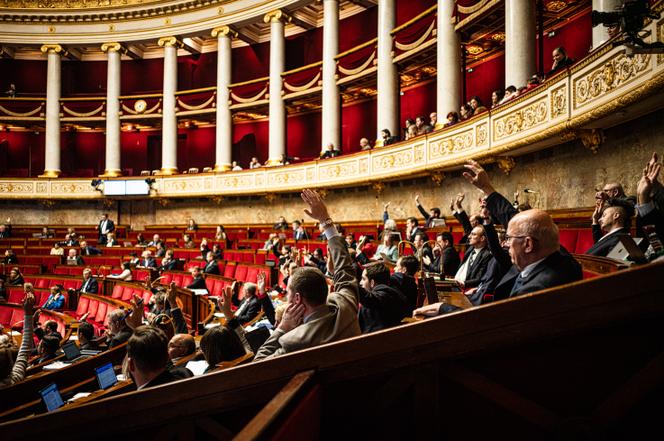 Des députés RN, lors d’un vote à main levée dans le cadre du projet de loi de finances pour 2026, à l’Assemblée nationale, à Paris, le 21 novembre 2025.