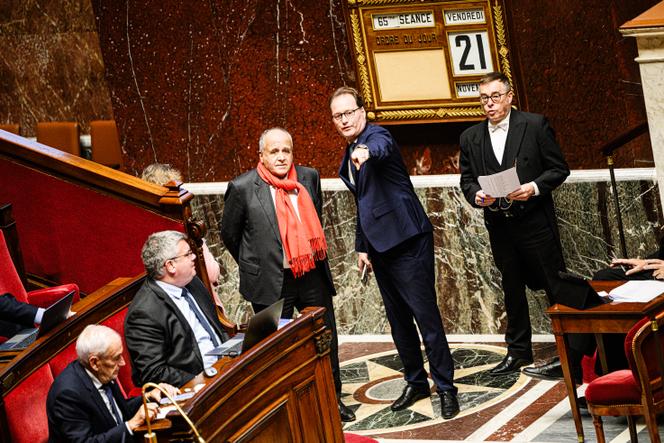 Le député des Pyrénées-Atlantiques Jean-Paul Mattei (MoDem), avec une écharpe rouge, à l’Assemblée nationale, à Paris, le 21 novembre 2025.