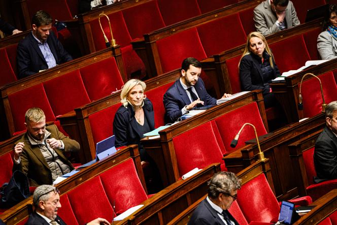 La présidente du groupe RN, Marine Le Pen, à côté du député RN de la Somme, Jean-Philippe Tanguy, à l’Assemblée nationale, à Paris, le 21 novembre 2025.