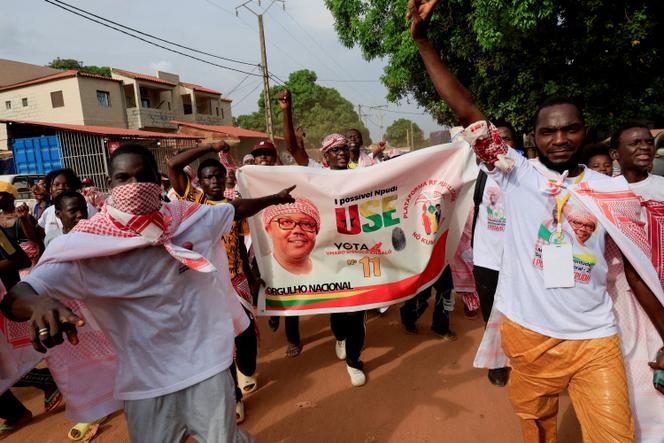 Des partisans du président sortant bissau-guinéen, Umaro Sissoco Embalo, lors de son dernier meeting électoral , Bissau, le 21 novembre 2025. 
