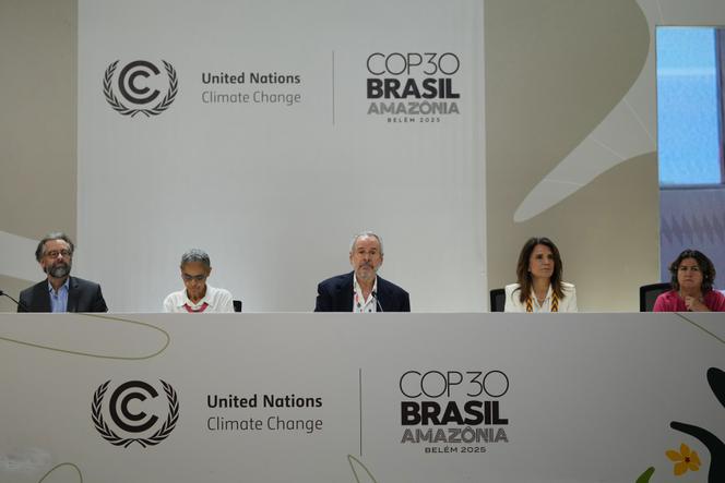Marina Silva, ministre brésilienne de l’Environnement (deuxième à partir de la gauche), André Corrêa do Lago, président de la COP30 (au centre), et Ana Toni, directrice générale de la COP30 (deuxième à partir de la droite), au Sommet des Nations Unies sur le climat (COP30), le 22 novembre 2025, à Belém, au Brésil.