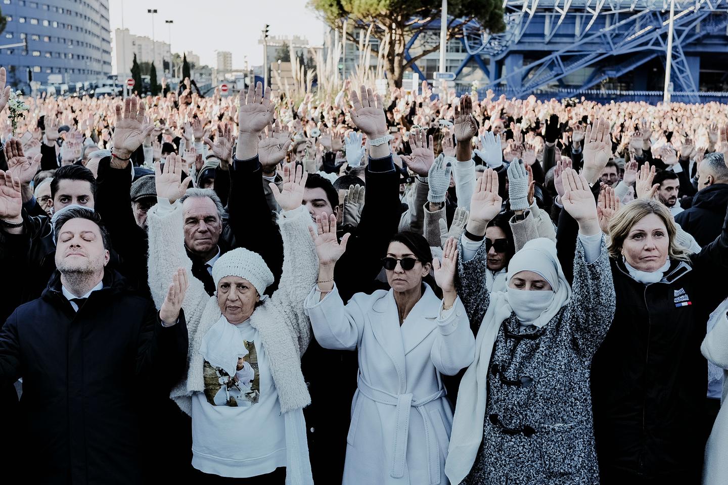 A Marseille, au rassemblement en hommage à Mehdi Kessaci, de l’émotion et de la colère : « C’est une véritable mafia qui s’installe et il faut qu’on réagisse tous »