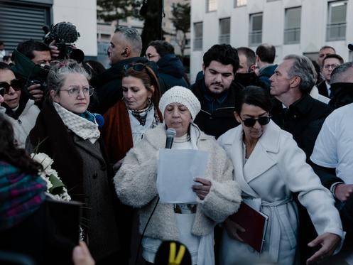La mère de Mehdi Kessaci lors de la marche blanche en hommage à son fils Mehdi, en présence de son autre fils Amine et de l’ancienne secrétaire d’Etat chargée de la citoyenneté Sabrina Agresti-Roubache, à Marseille, le 22 novembre 2025.