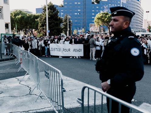 A la marche blanche en hommage à Mehdi Kessaci, à Marseille, le 22 novembre 2025.