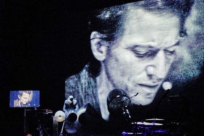 Raphaël, dans son spectacle « Karaoké », au Théâtre des Bouffes du Nord, à Paris, le 21 novembre 2025.
