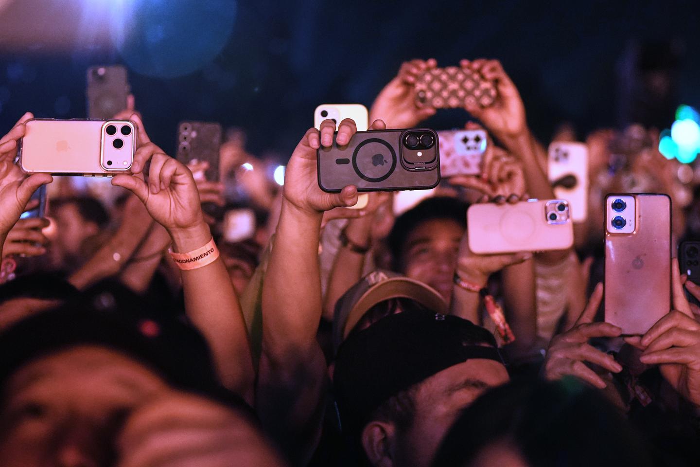 TÃ©lÃ©phone portable et cancerÂ : lâ€™Anses conclut Ã  lâ€™absence de lien causal