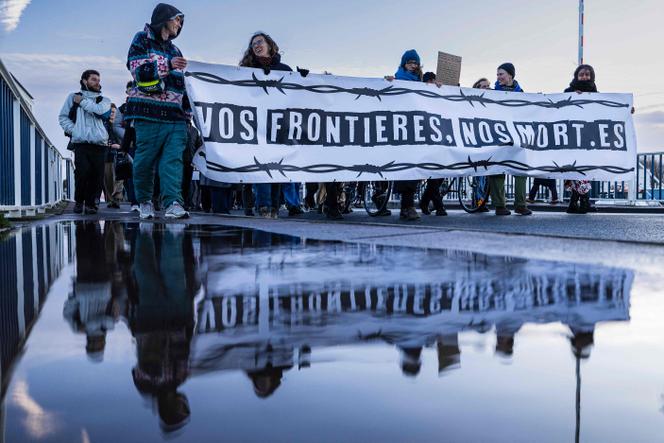 Lors d’une marche commémorative en mémoire des migrants tués en novembre 2021, à Calais, le 23 novembre 2025.